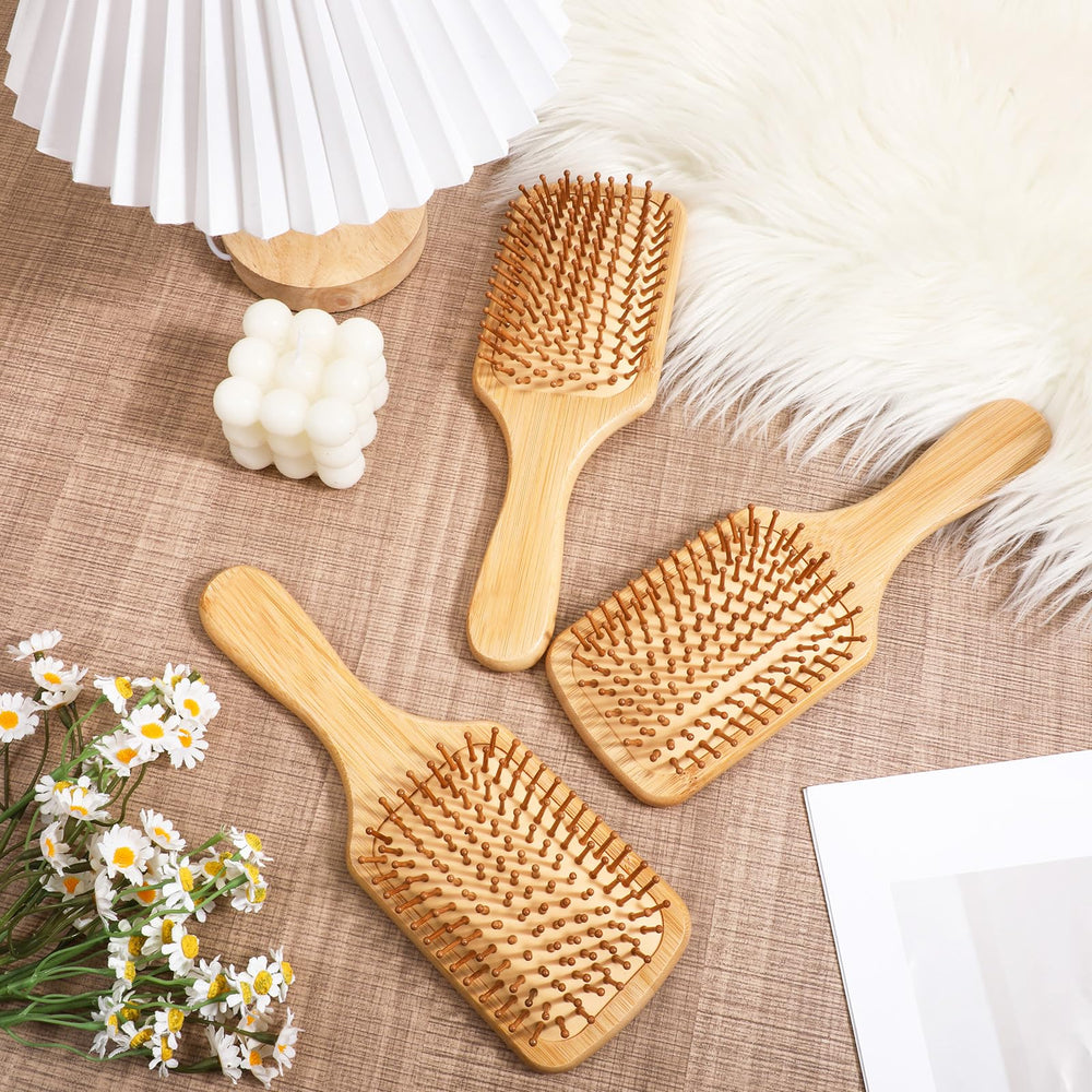 BOHUIZ brosse-cheveux-bambou portable se glisse dans le sac.