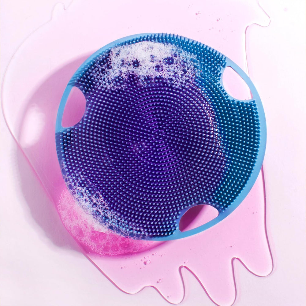 Boie USA gommage-corps adhère au mur pour un rangement pratique.