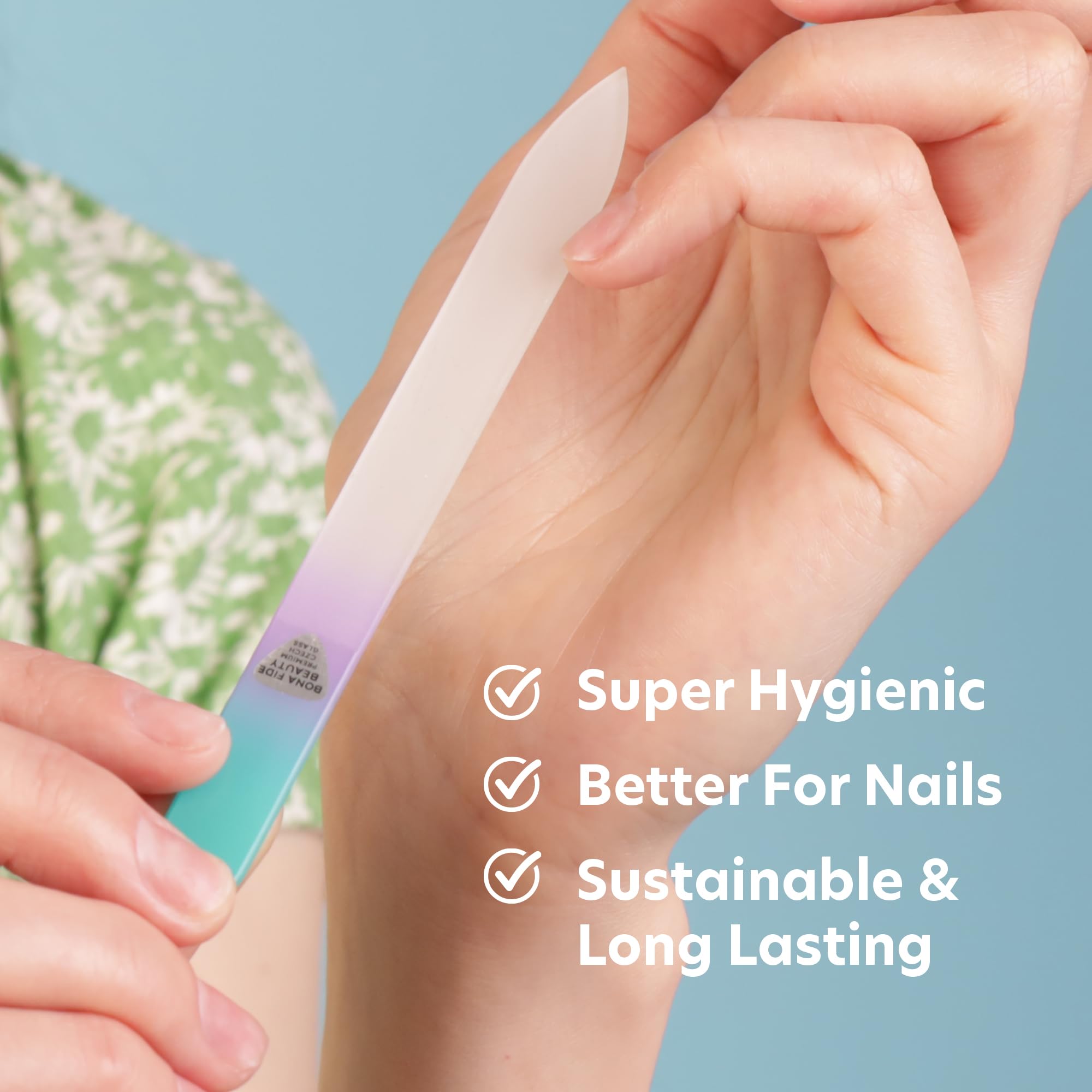 Lime en verre tchèque Bona Fide Beauty, gros plan sur les ongles soignés