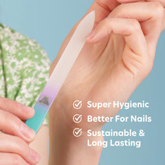 Lime en verre tchèque Bona Fide Beauty, gros plan sur les ongles soignés