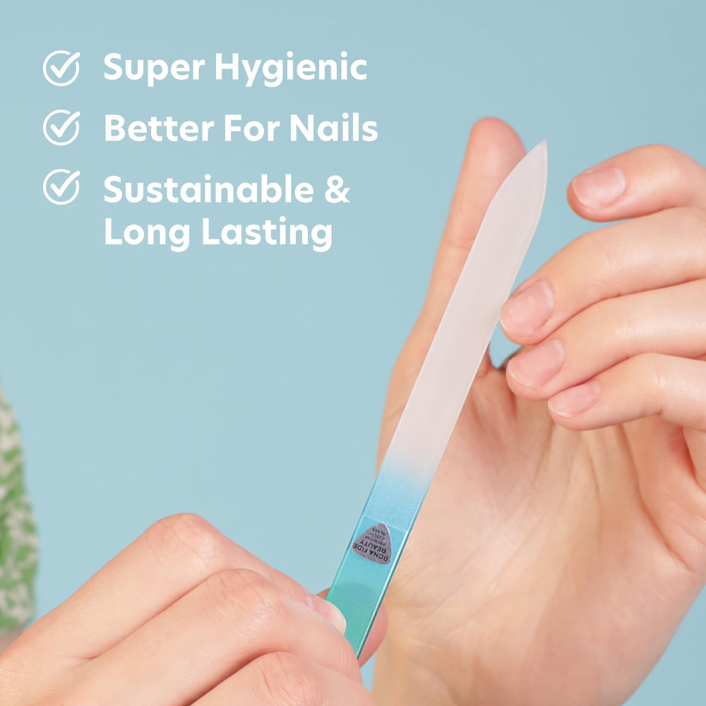 Bona Fide Beauty utilisation douce lime-ongles pour contours nets et lisses.