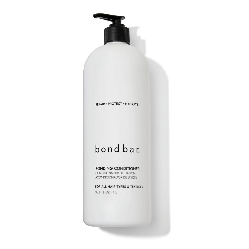 Bondbar Conditionneur: versement de la bouteille pour une hydratation rapide et démêlage facilité.