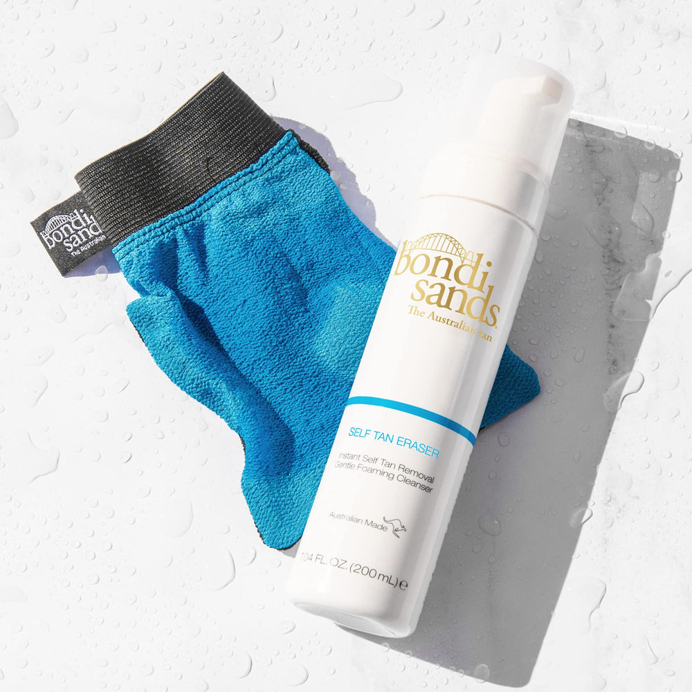 Utilisation humide du gant Bondi Sands pour exfolier en douceur.
