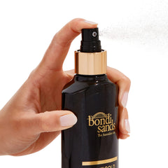 Bondi Sands Liquid Gold : application avec mouvements longs pour un bronzage homogène.