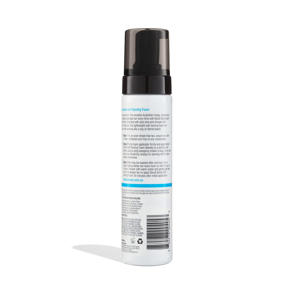 Bondi Sands Mousse autobronzante - application au gant pour un résultat uniforme.