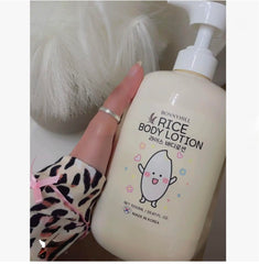 Lait corporel BONNYHILL au riz, texture crème légère pour une application agréable.