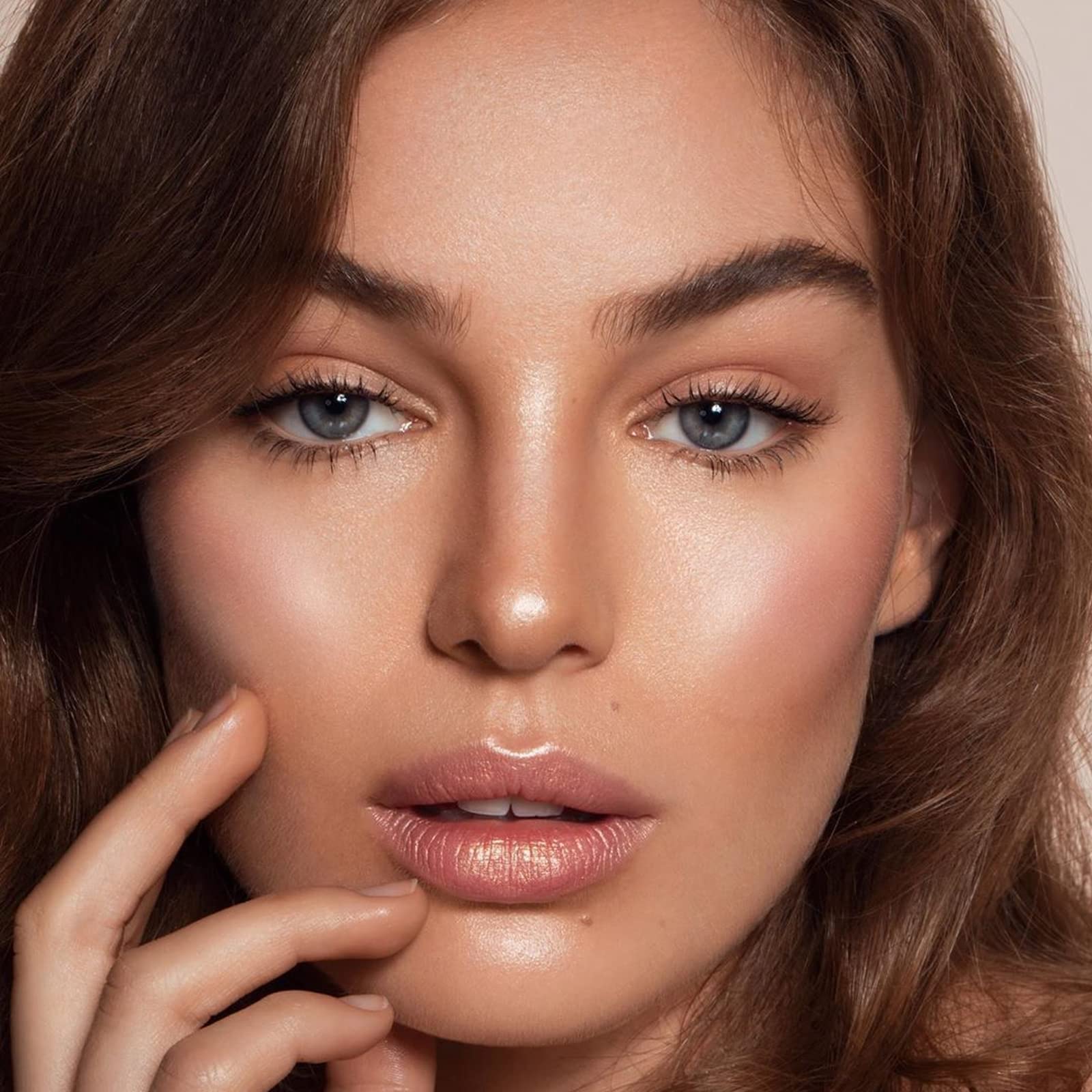 Boobeen stick-contour-naturel-visage définit les traits en douceur.