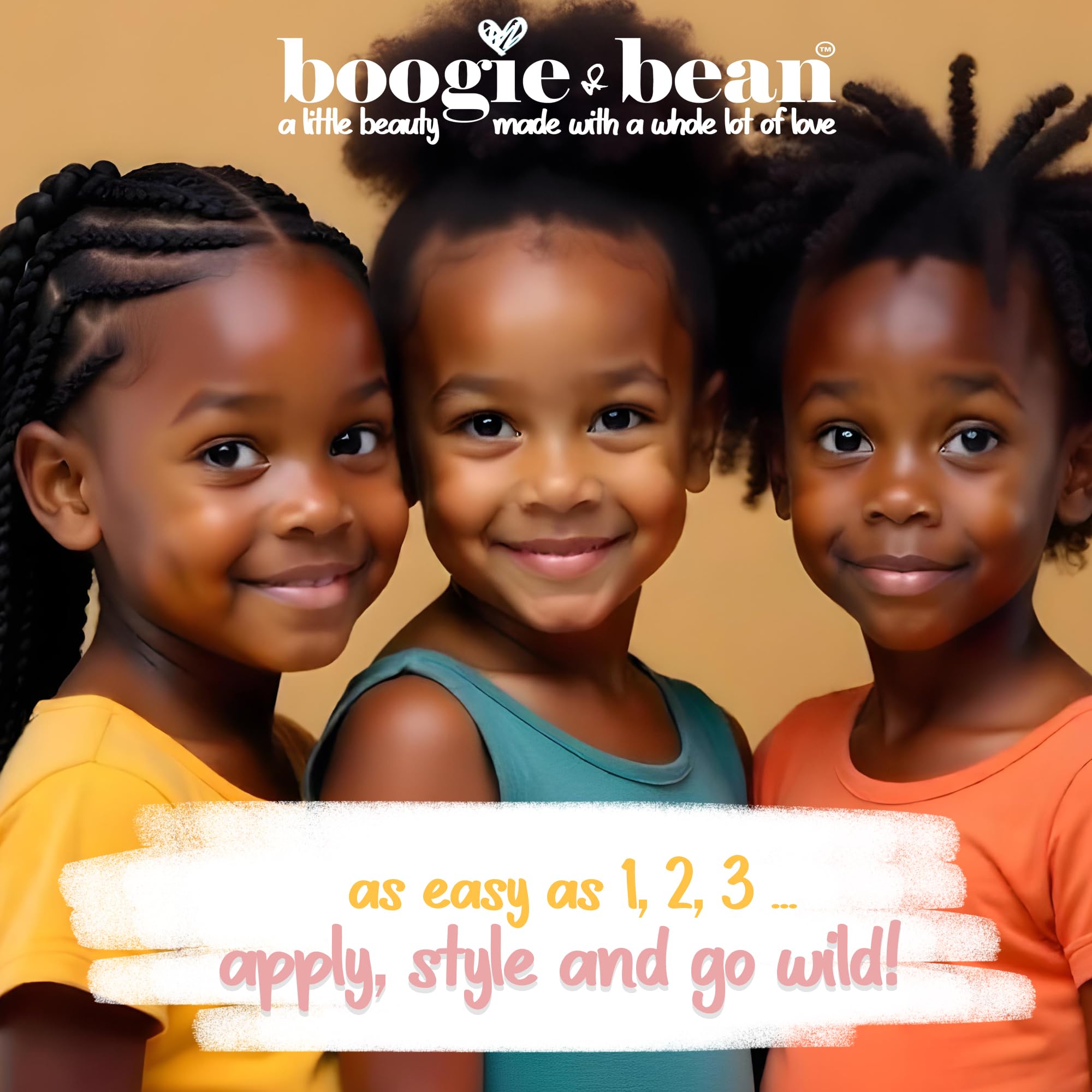 Boogie and Bean flacon près de la main, routine capillaire pour petites boucles.