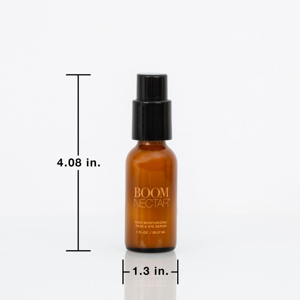 Application douce du sérum Boom Nectar sur peau sensible.