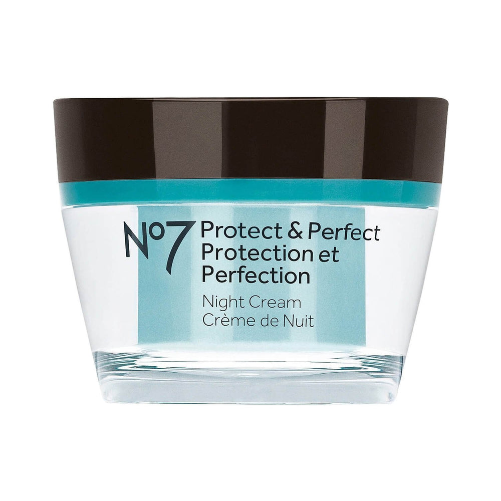 Pot de crème nocturne No7 Protect & Perfect pour hydrater et lisser la peau.