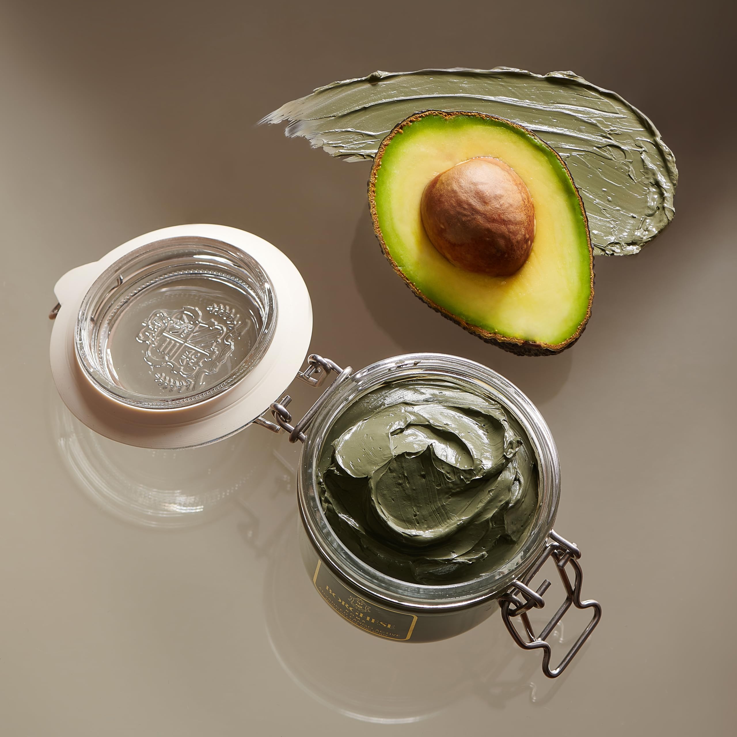 Rituel d’application Borghese: peau claircie et éclat naturel.