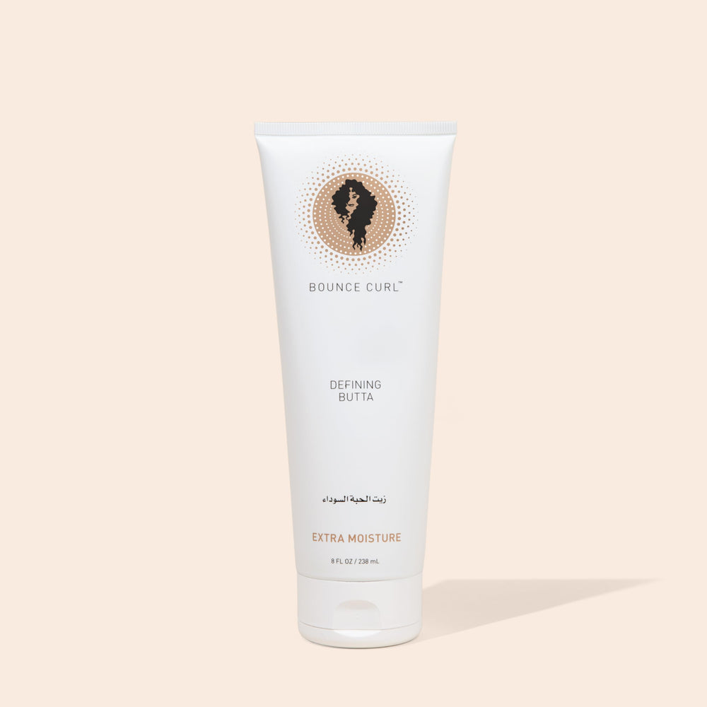 Définition légère Bounce Curl Defining Butta sur les cheveux