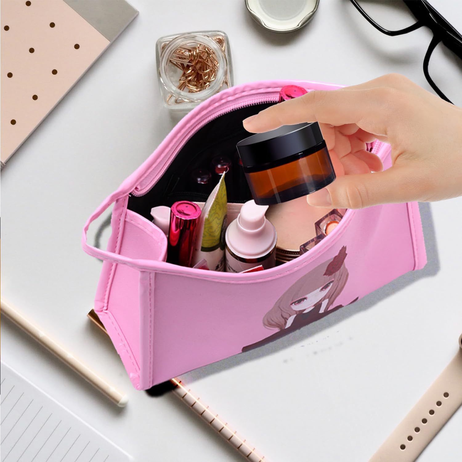 Utilisation voyage BPFY 30 ml, pot ambré compact et léger.