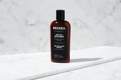 Brickell après-rasage, absorption rapide et texture légère pour calmer la peau.