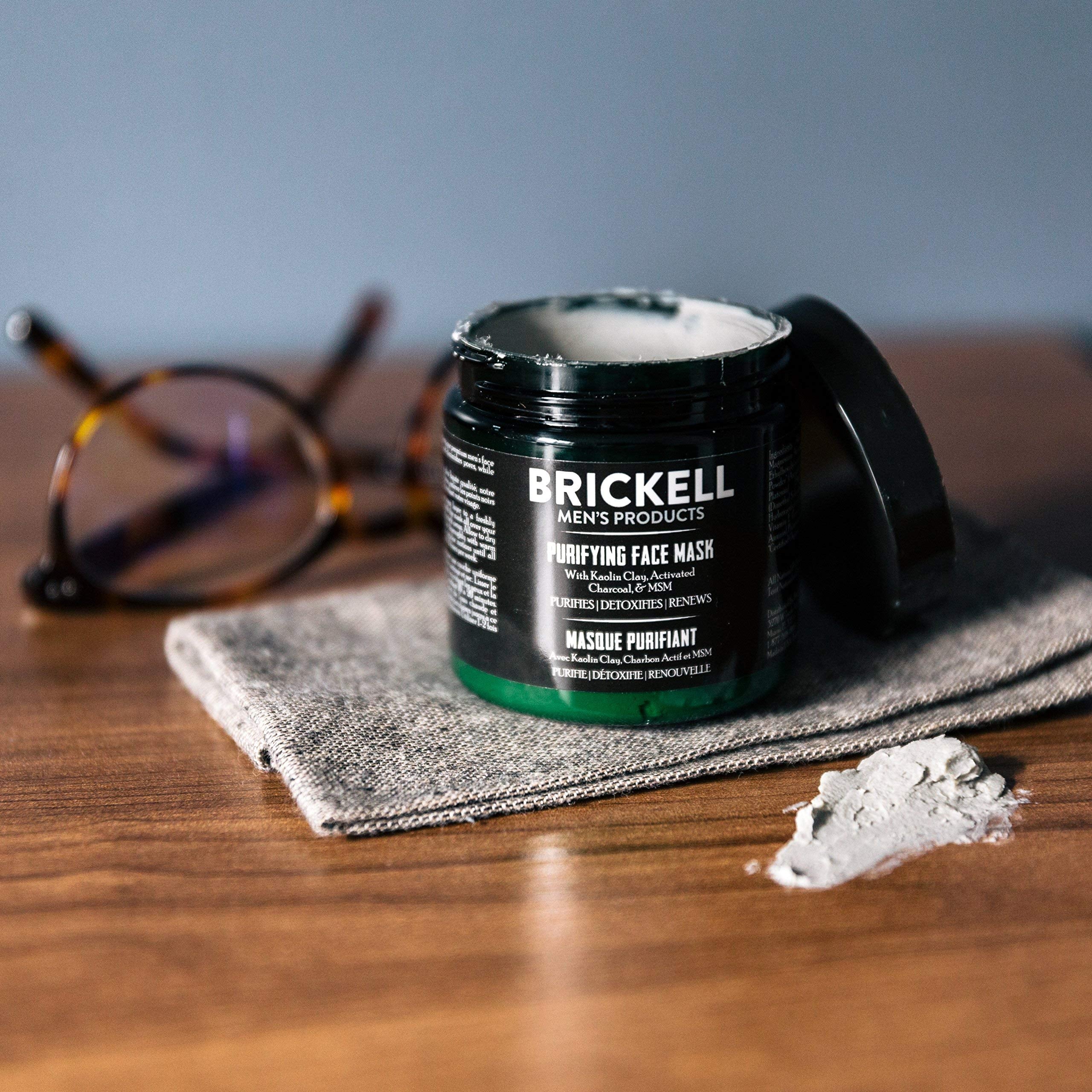 Brickell charbon actif texture visages—application agréable et peau rafraîchie.