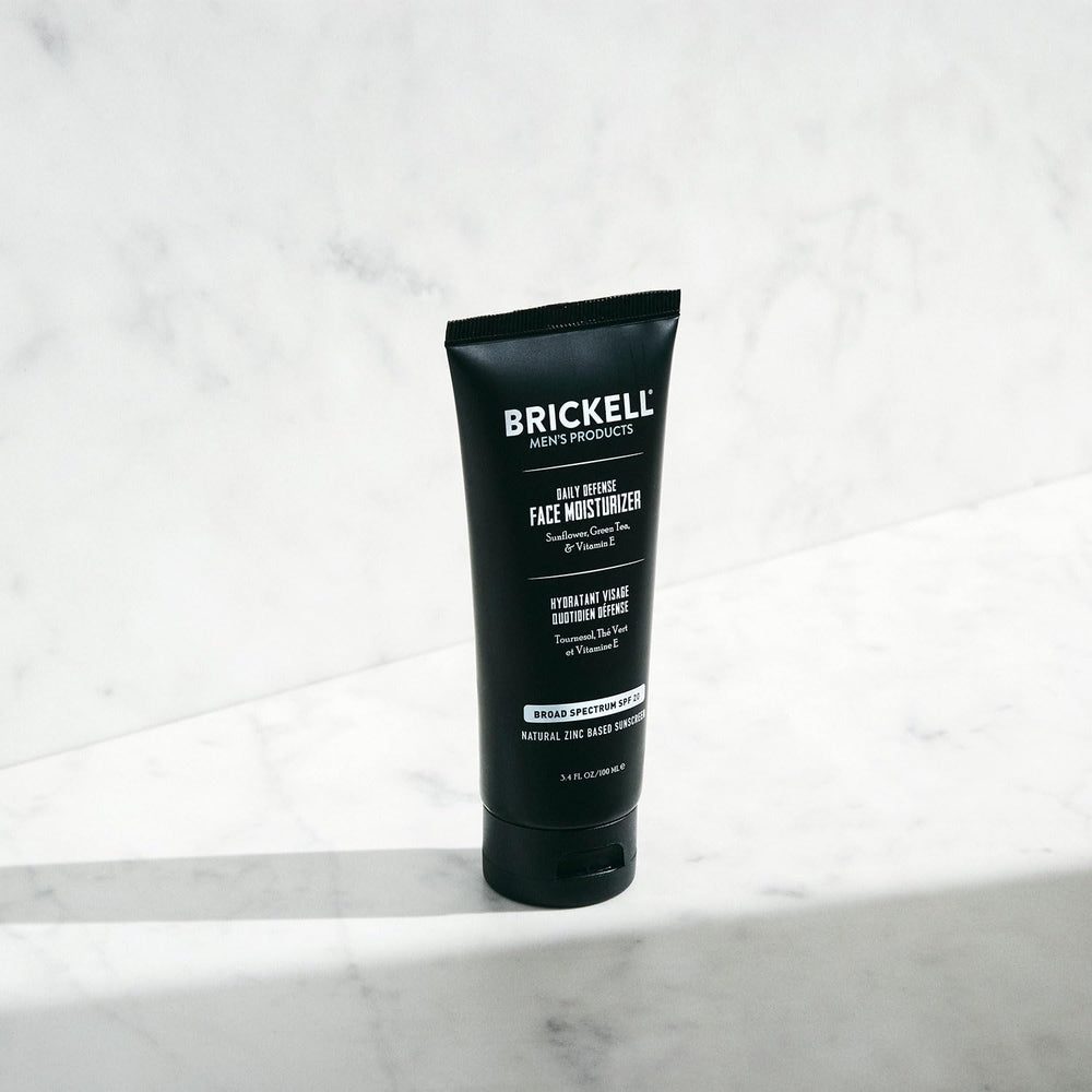 Application rapide sur les mains avec Daily Defense SPF20.