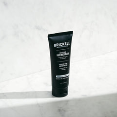 Application rapide sur les mains avec Daily Defense SPF20.