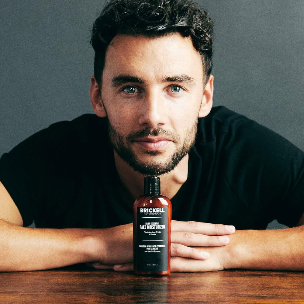 Ingrédients naturels aloe, jojoba, vitamine E et thé vert par Brickell.