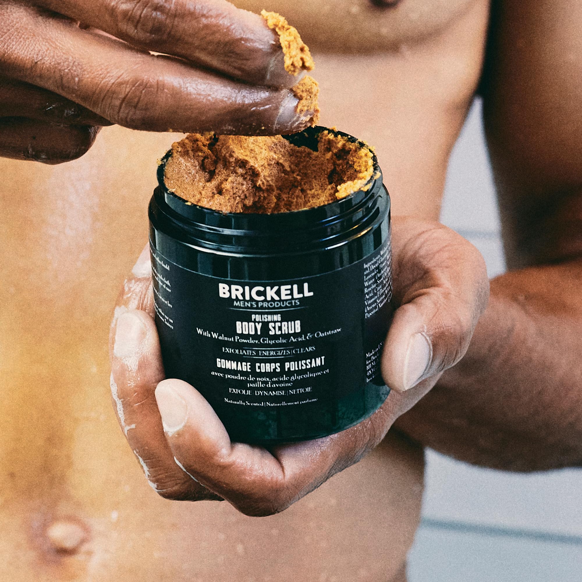 Brickell gommage-corps homme – acide-glycolique: contribue à lisser les rugosités.