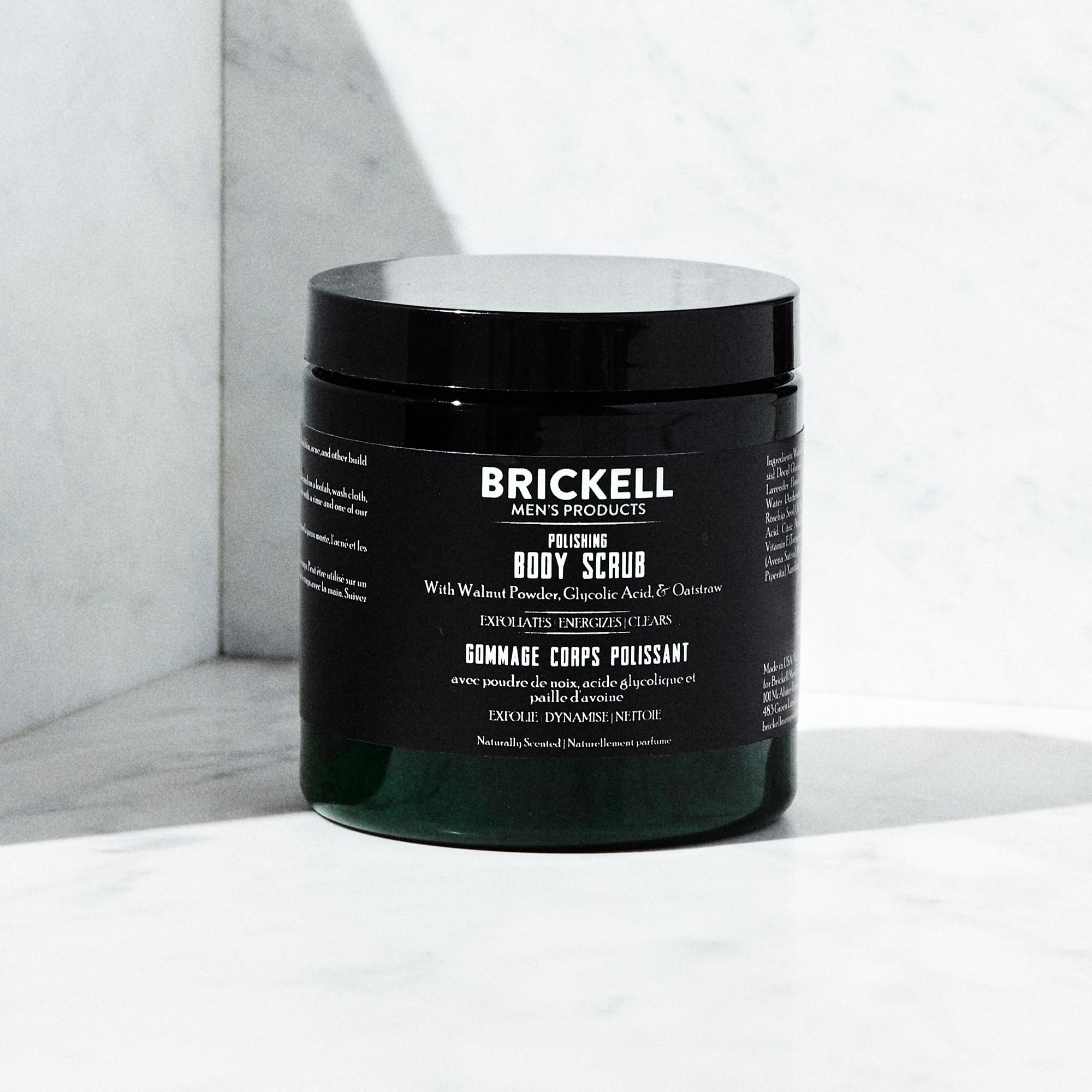 Brickell gommage-corps homme – grains-noix: exfolie en douceur pour peau lisse.