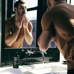 Brickell gommage visage grains pour peau lisse et revitalisée.