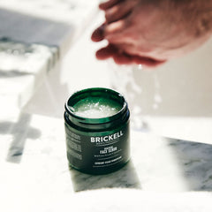 Brickell Gommage Visage Renouvelant Extrait Café libère les pores et réveille la peau.