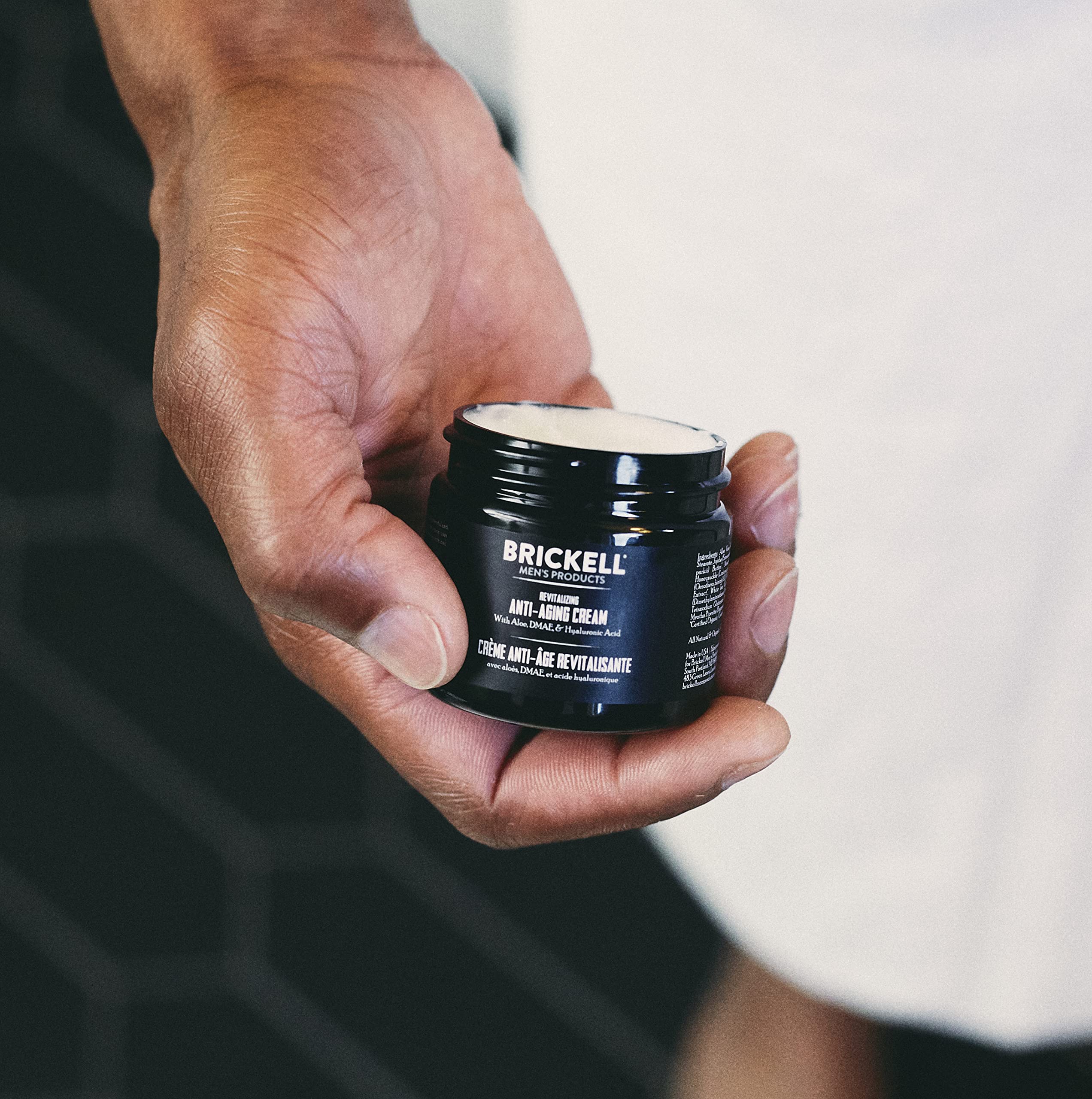 Pot Crème Nuit Brickell Homme apaise et répare pendant le repos.