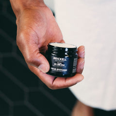 Pot Crème Nuit Brickell Homme apaise et répare pendant le repos.