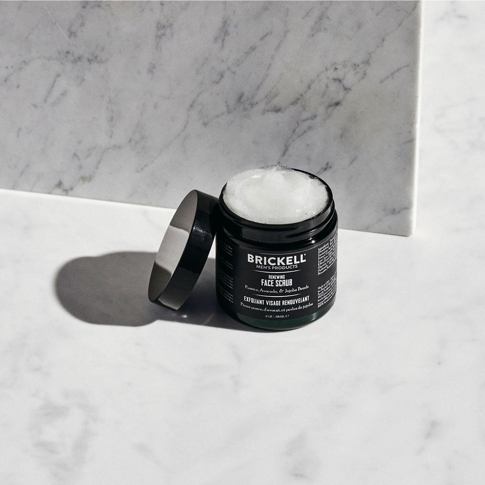 Emballage Brickell avec logo distinctif, pratique pour la routine masculine.