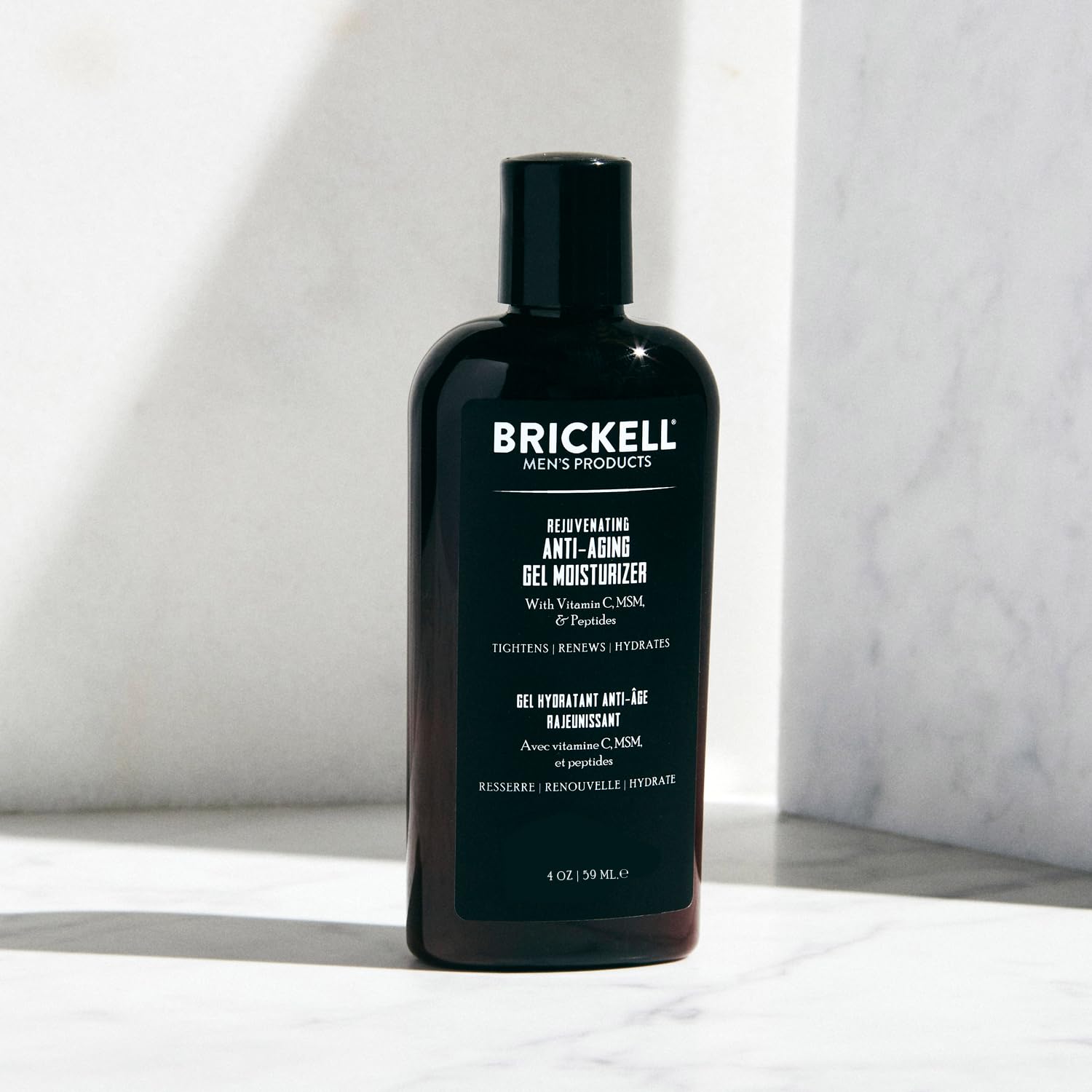 Gel facial Brickell: application facile matin et soir sur le visage.