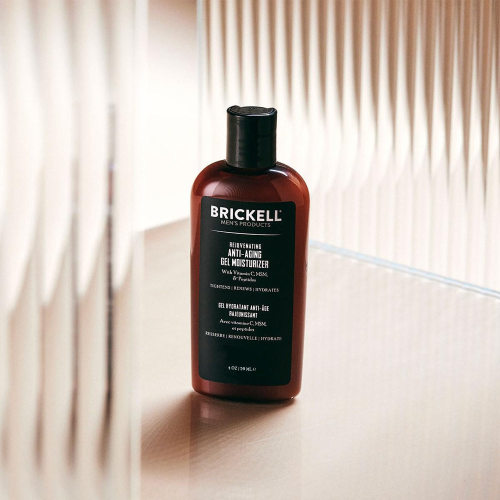 Gel hydratant Brickell pour homme, texture légère et absorption rapide sur peau.