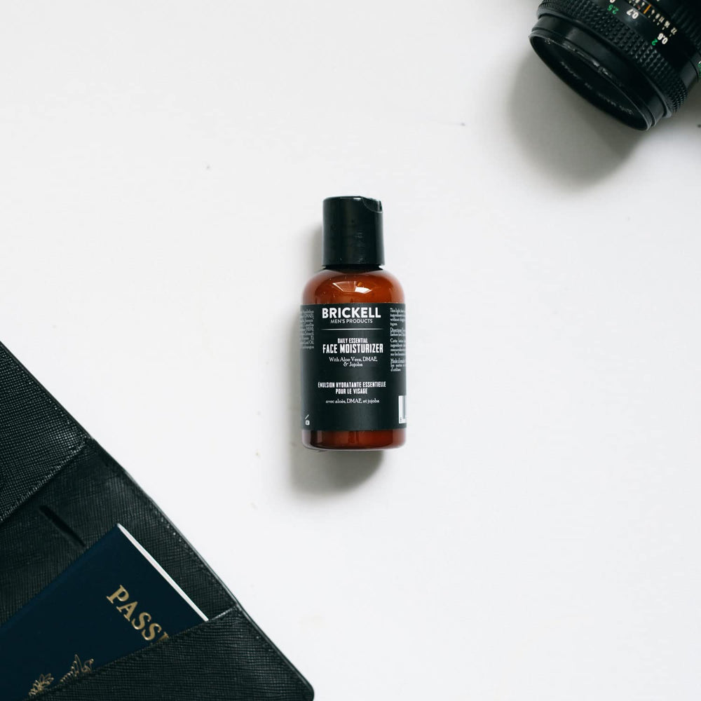 Application quotidienne Brickell – massage du visage pour une hydratation durable.