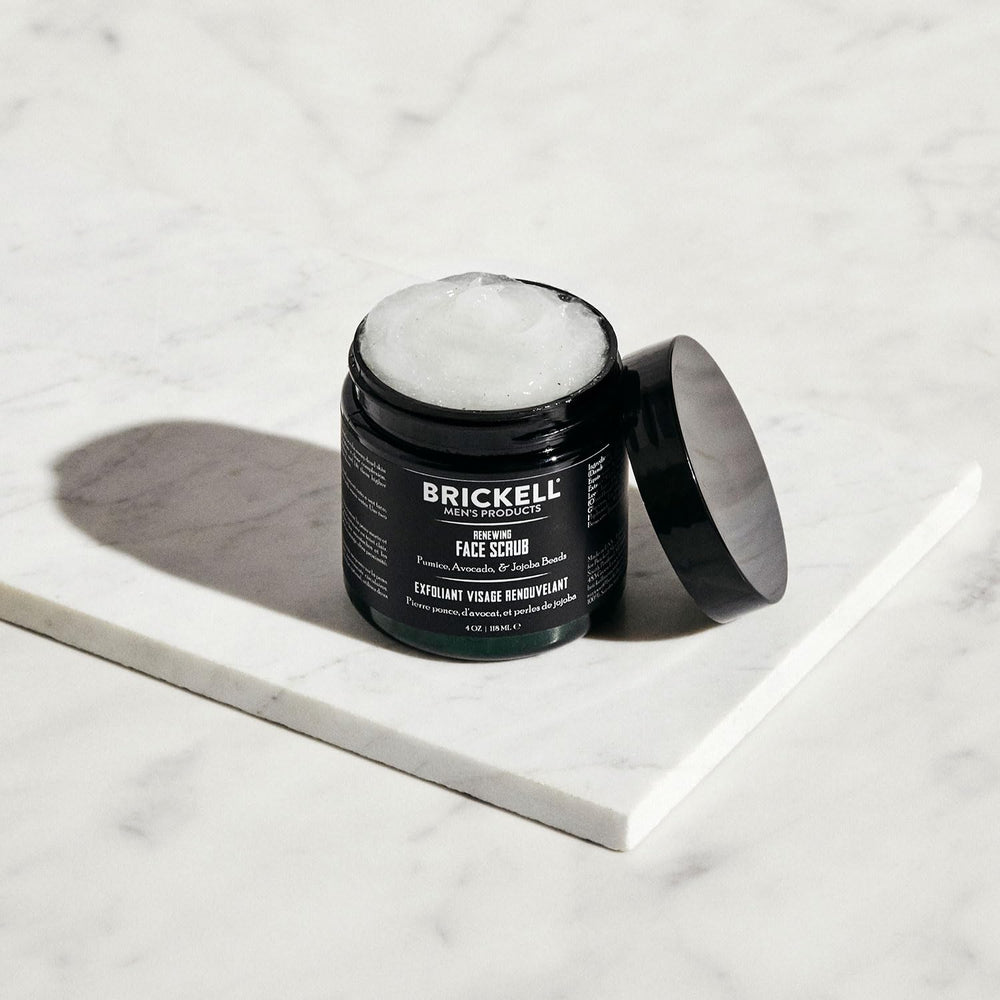 Exfoliant Brickell Homme enrichi en vitamine E pour hydratation légère.