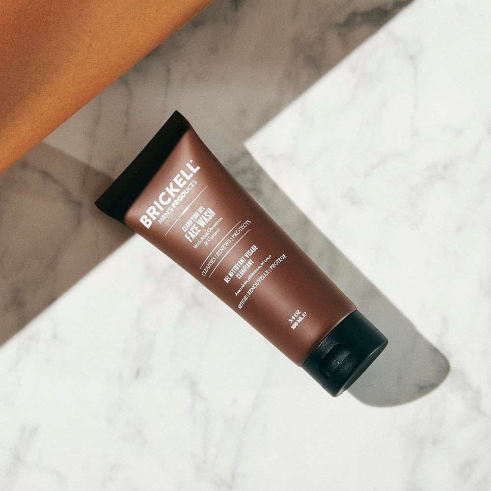Effet frais après rinçage du Gel Clarifiant Brickell sur la peau.
