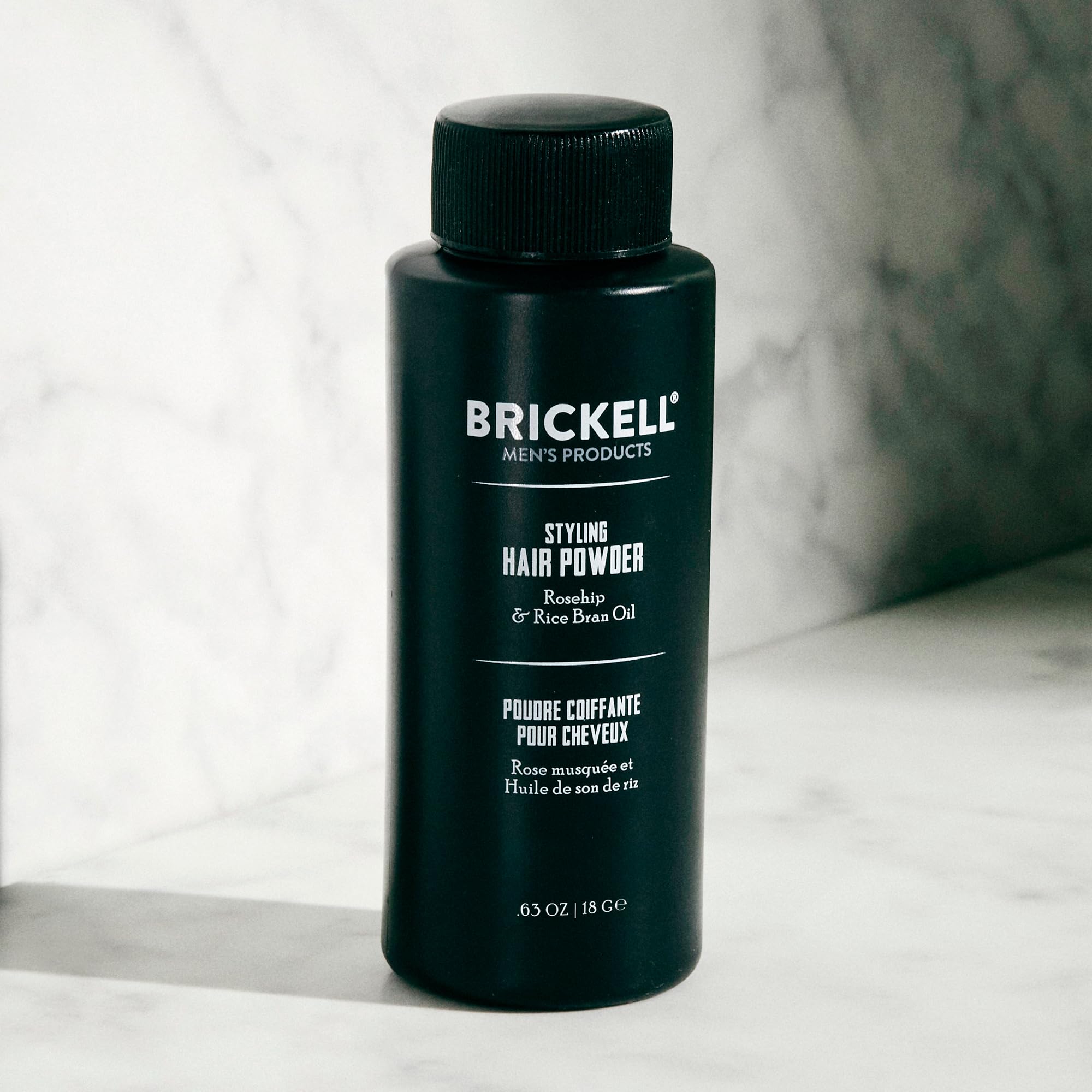 Texture mate obtenue avec la poudre de styling Brickell Homme.