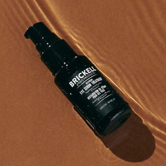 Application du sérum contour des yeux Brickell pour réduire les poches et les cernes.