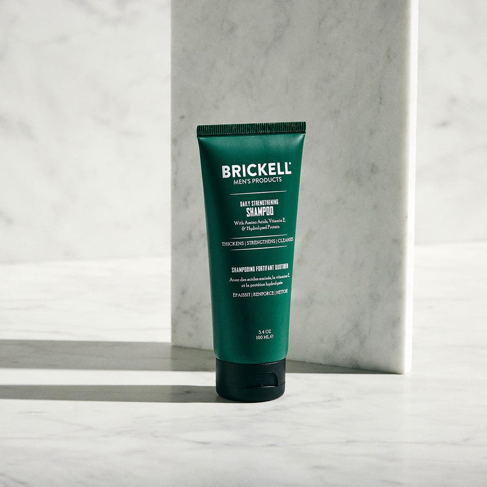 Brickell Shampoing-renforcement: cheveux plus forts et brillants après utilisation.