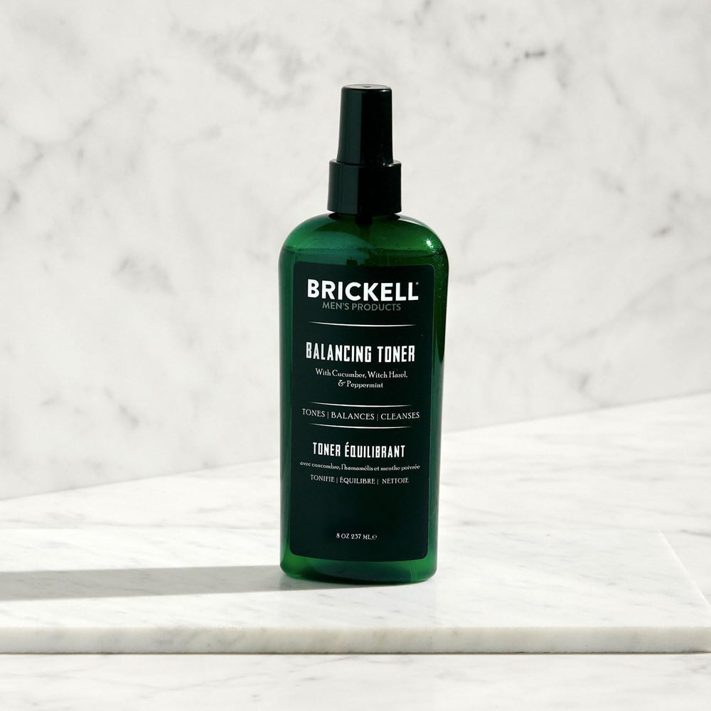 Application douce du tonique Brickell sur le visage pour un soin rapide.