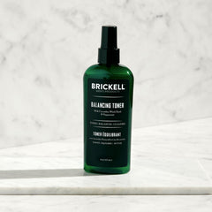 Application douce du tonique Brickell sur le visage pour un soin rapide.