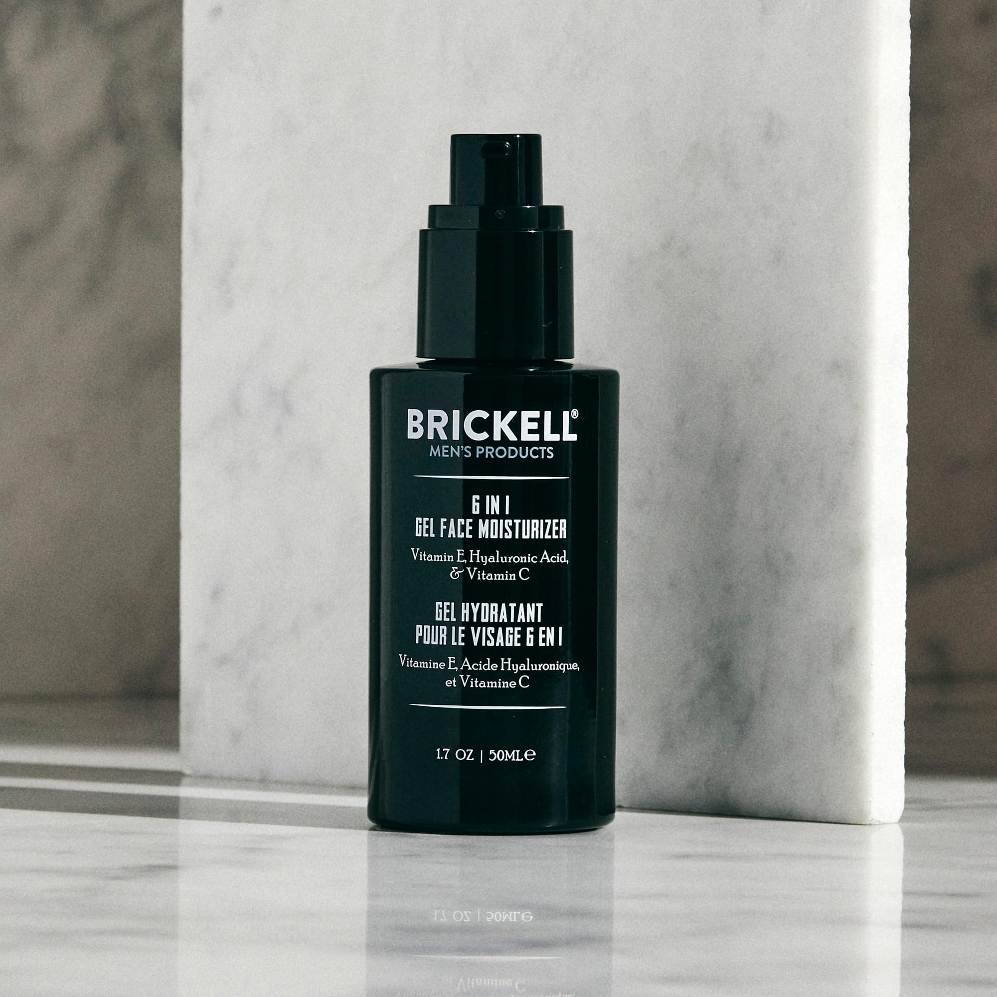 Brickell hommes vitamines-e-et-c protègent et éclaircissent la peau.
