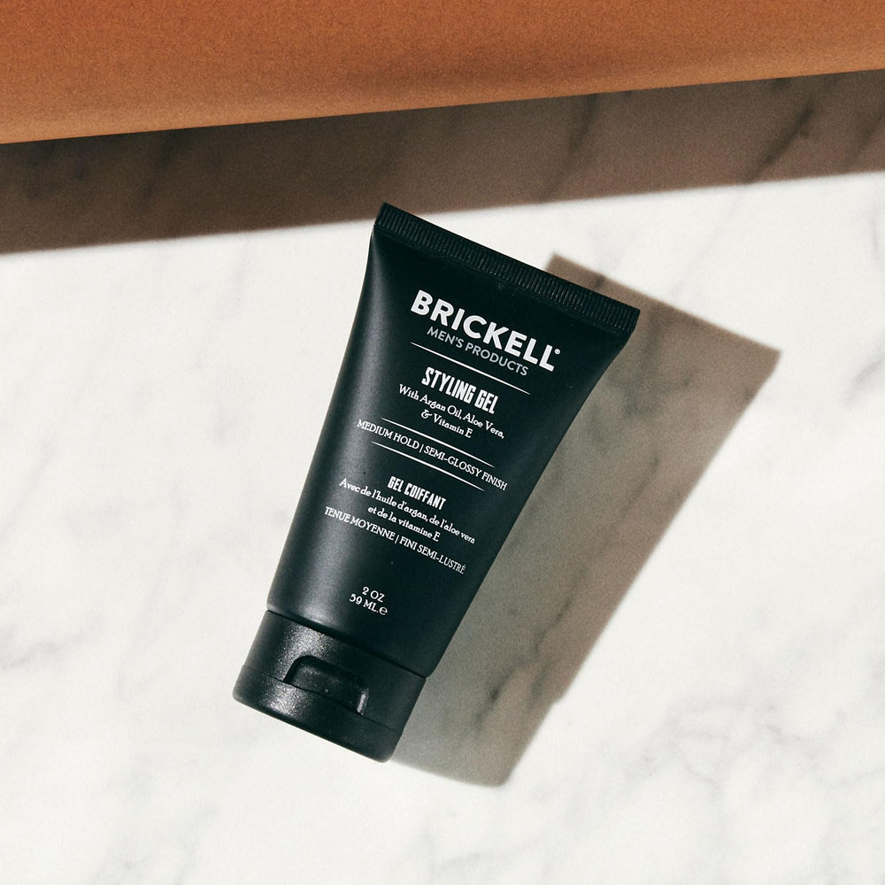 Application du gel coiffant Brickell Men pour un style facile et contrôlé.