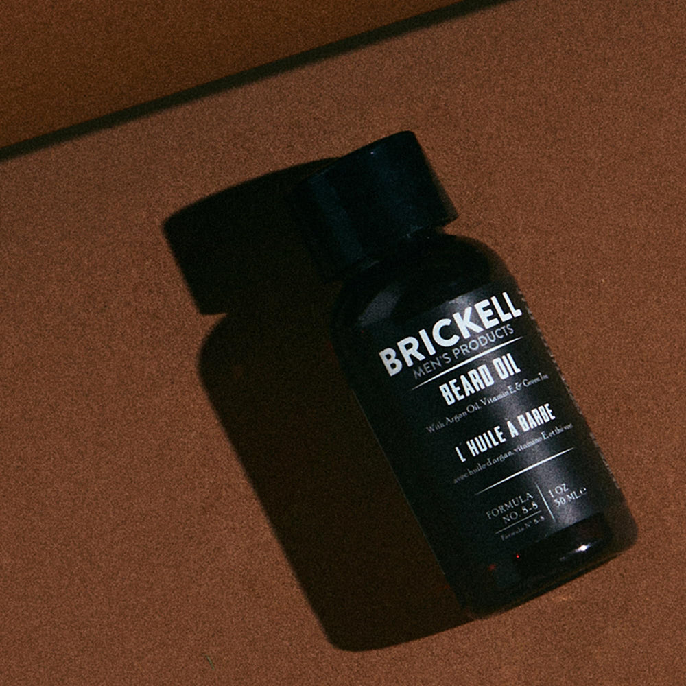 Ingrédients naturels Brickell Beard Oil: argan, jojoba et vitamine E pour hydratation durable.