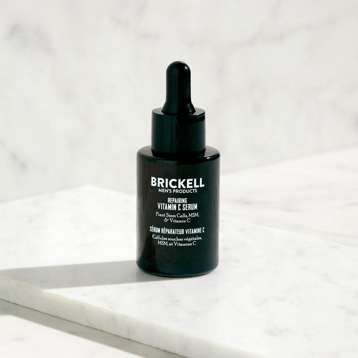 Application nocturne du Brickell Men Sérum Vitamine C, rituel facile.