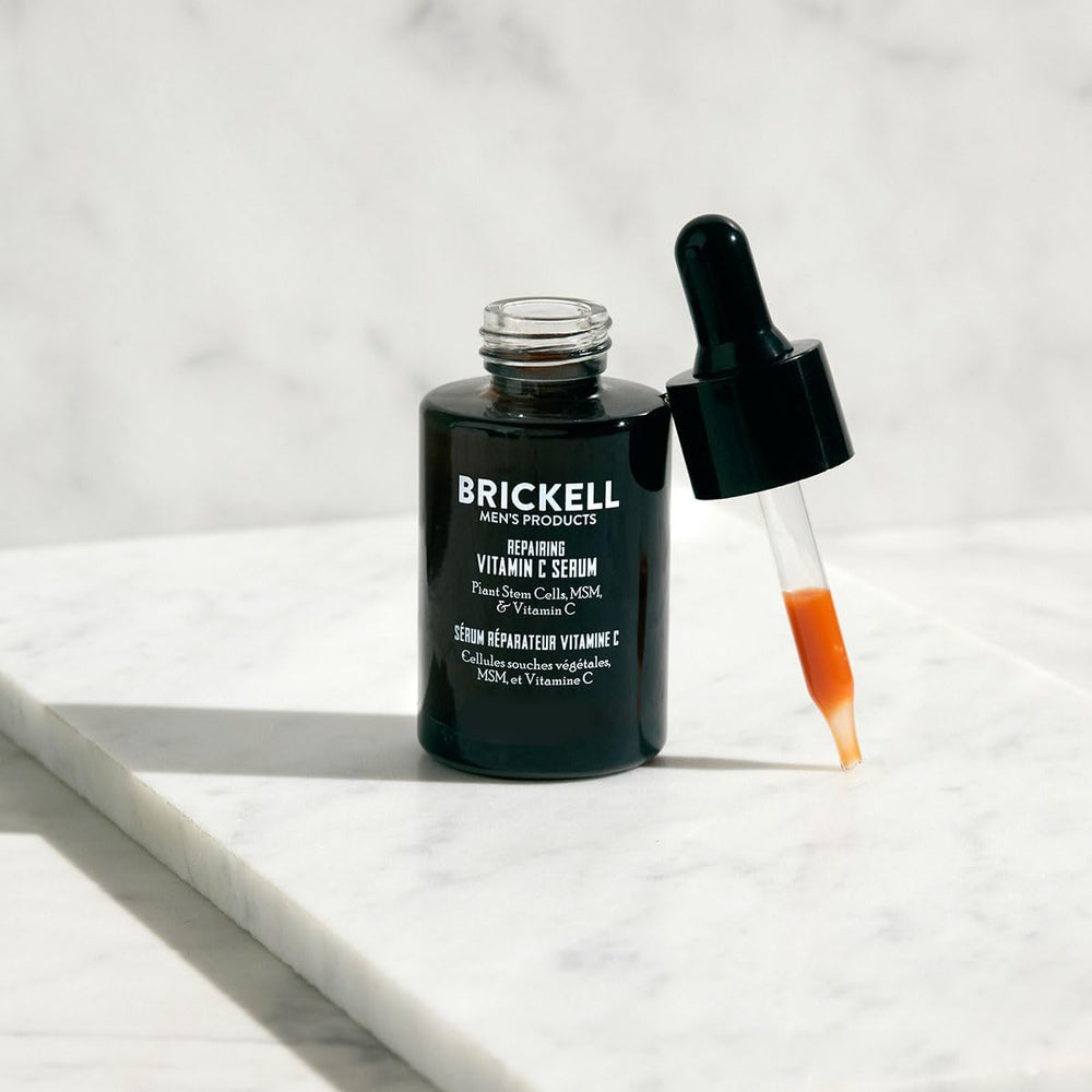 Texture légère du Brickell Men Sérum Vitamine C, peau plus fraîche rapidement.