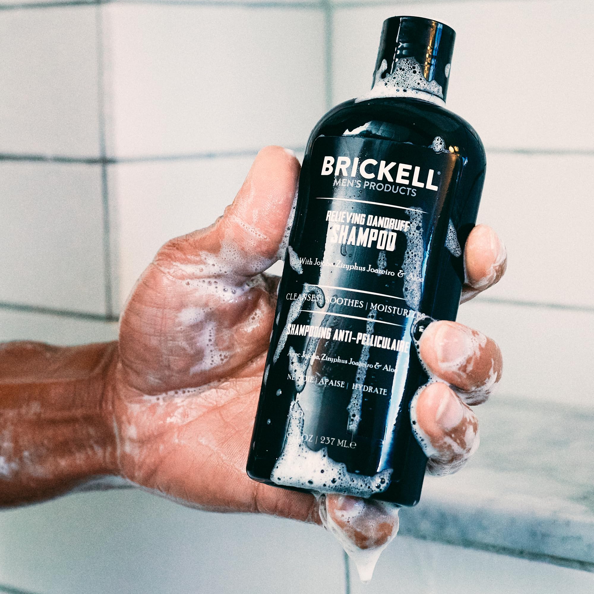 Brickell Men - mousse nettoyante qui respecte l'hydratation des cheveux.