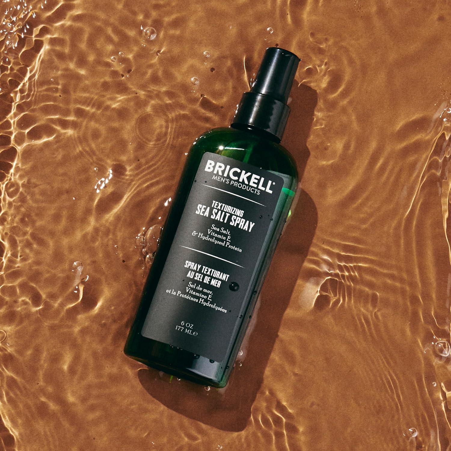 Look plage durable sans lourdeur avec Brickell Men Spray texturisant.