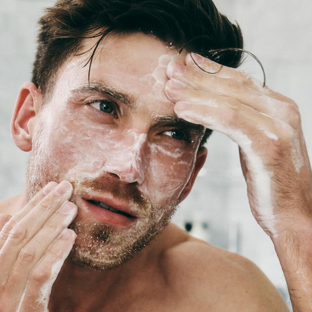 Brickell Men's Acne Face Wash : avant/après montrant une amélioration possible.