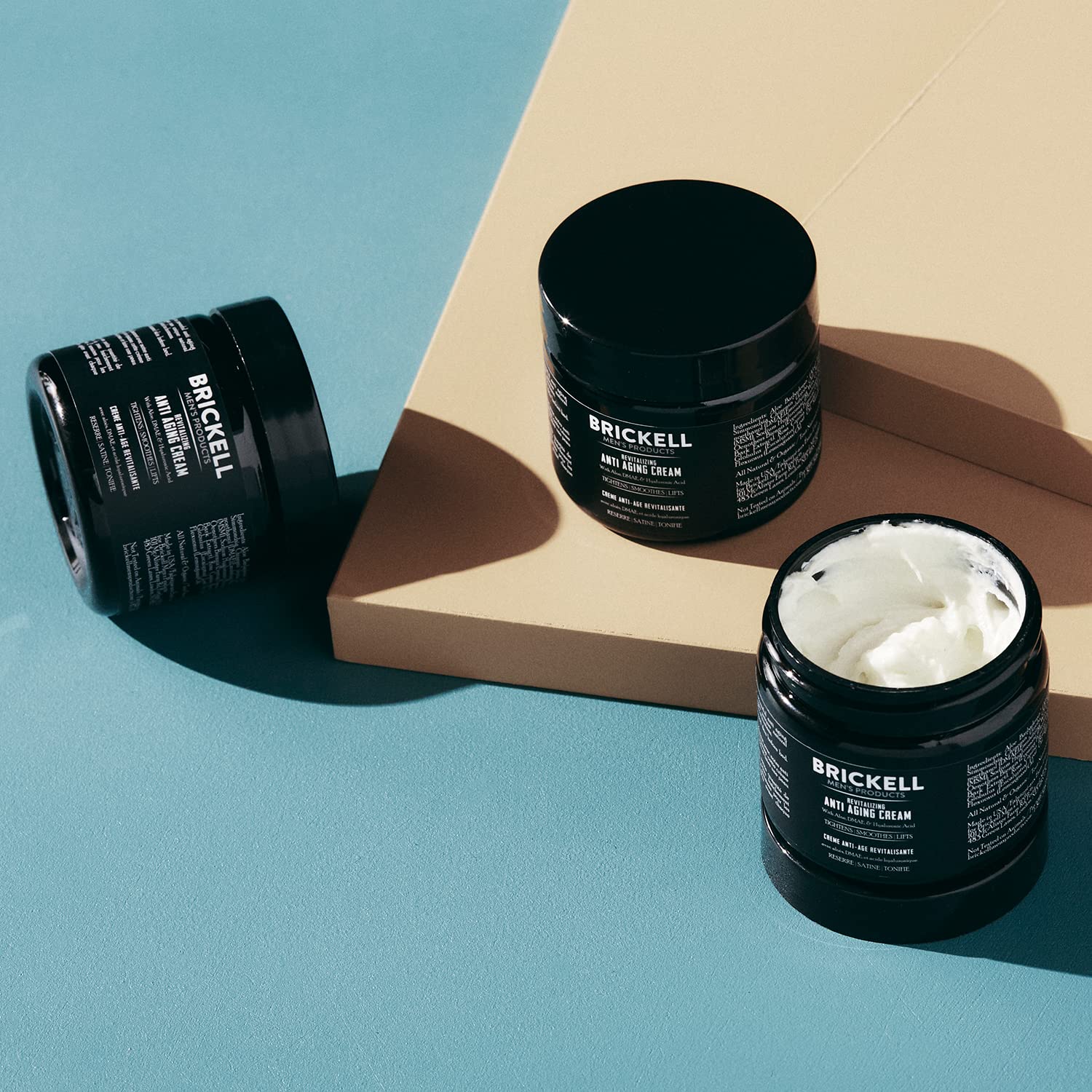 Application sur le visage avec les doigts, soin ciblé