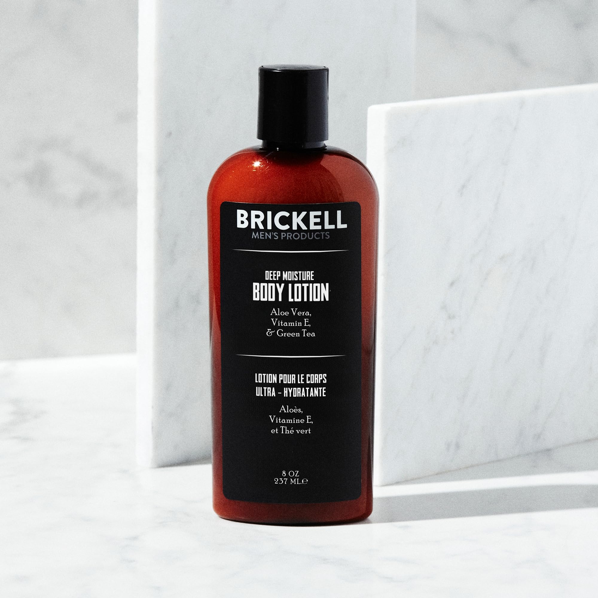 Brickell: application sur les mains, texture légère et absorption rapide.