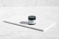 Application douce Brickell sur le visage, absorption rapide.